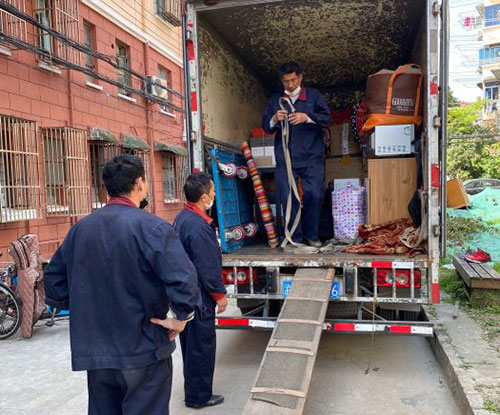 浦东高楼层居民搬场